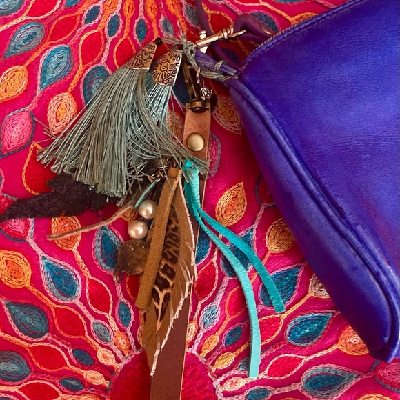 Electric blue Amanda Smith leather purse. Measures approximately 8 x 6“. EUC - Picture 10 of 10